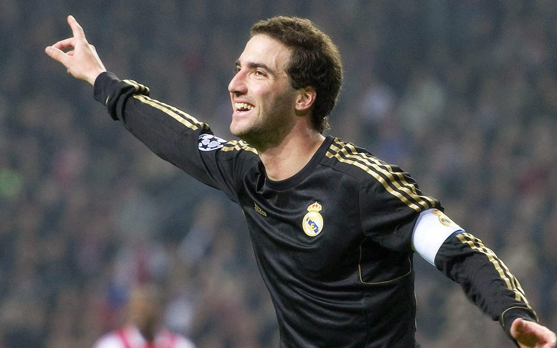 皇马以快速反击战术击败马德里竞技,彰显战术多样性,皇马战术打法